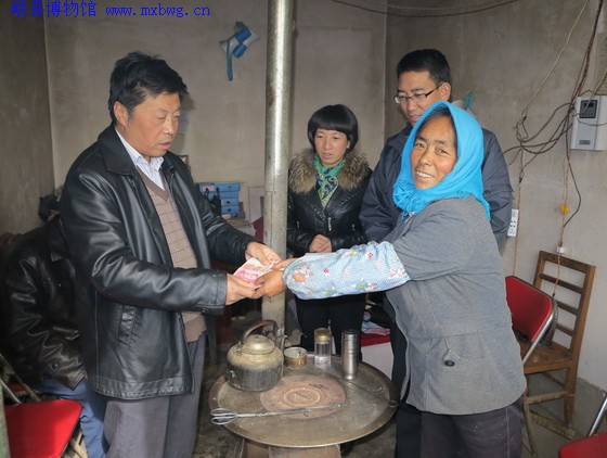 双联行动小组向特困户捐赠救助金（包新田 摄）