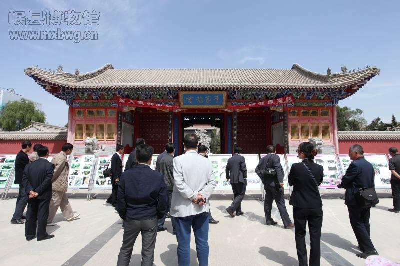 参观展览(包新田 摄)