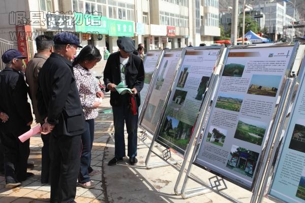 参观展览(包新田 摄)