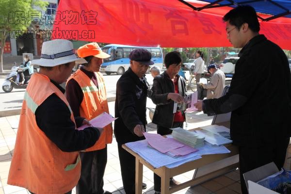 散发宣传资料(包新田 摄)