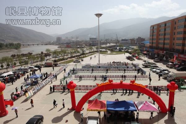 5月20日,巡展活动在岷县文化广场隆重举行(包新田 摄)