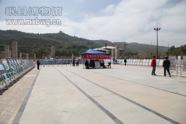 5月21日,巡回展在渭源县广场展出(包新田 摄)