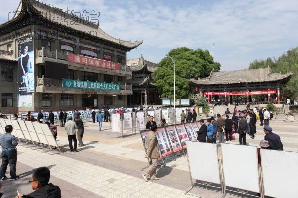 5月22日,巡回展在临洮县城中公园广场展出(包新田 摄)