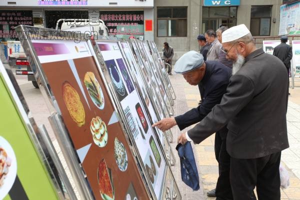 参观展览(包新田 摄)
