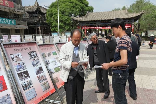 散发宣传资料(包新田 摄)