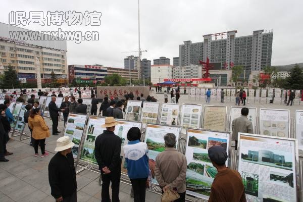 5月23日,巡回展在通渭县文化广场展出(包新田 摄)