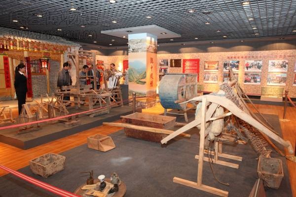 参观通渭博物馆民俗展馆(包新田 摄)