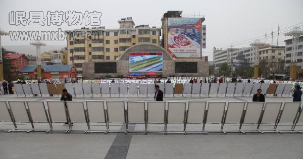 5月24日,巡回展在安定区立交桥广场展出(包新田 摄)