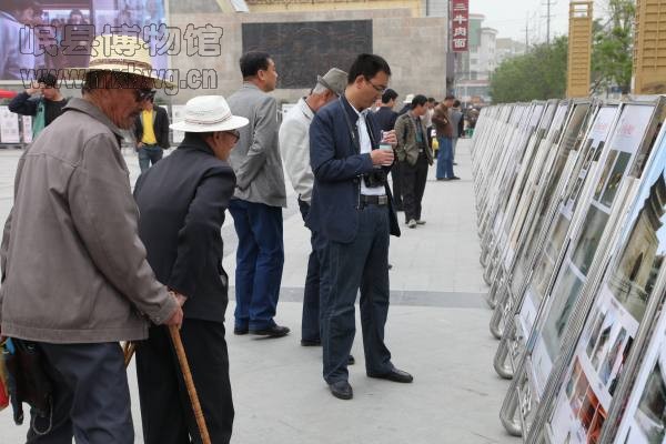 参观展览(包新田 摄)