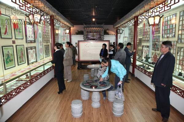 参观安定区博物馆民俗展馆(包新田 摄)