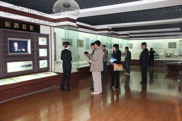 参观安定区博物馆馆藏文物展(包新田 摄)