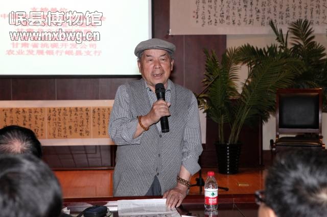 赵澎涛先生向岷县博物馆捐赠书法精品《金刚经》（包新田 摄）