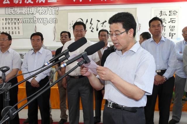 县文化广播影视局党组书记、局长季绪才宣读获奖作者的表彰决定（包新田 摄）