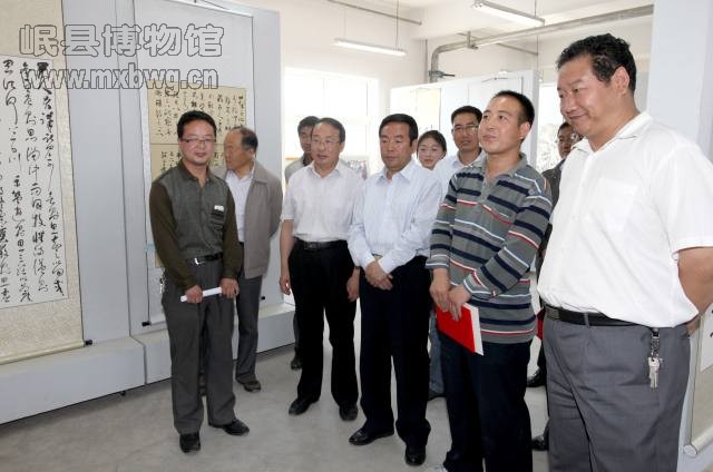 参观展览（包新田 摄）
