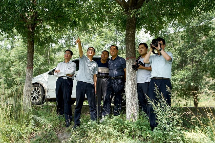刘虎林同志带领大家到秦长城遗址进行地实地观摩（包新田 摄）
