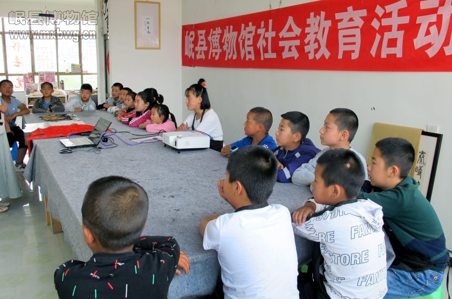 孩子们在社教员的带领下通过幻灯片（PPT）了解了楹联的起源、流传、分类以及古代科举制度等知识