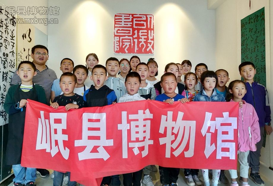 参加活动的小朋友们博物馆社教员、特邀书法老师合影留念