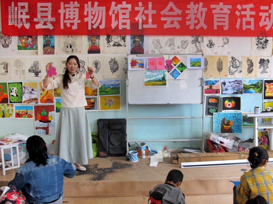 孩子们在社教员的带领下通过幻灯片（PPT）了解了中国“福”文化的起源、流传等知识