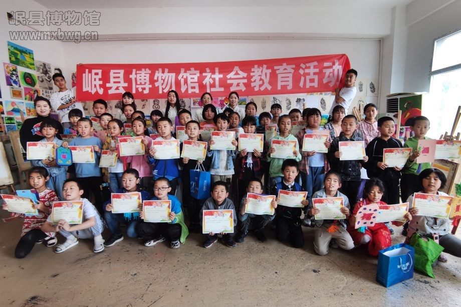 参加活动的孩子们与博物馆社教人员合影留念
