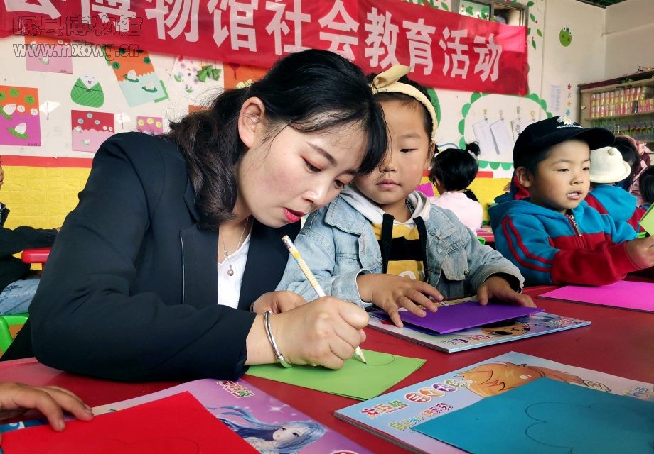 爱多多幼儿园大班小朋友开展了手工制作贺卡活动