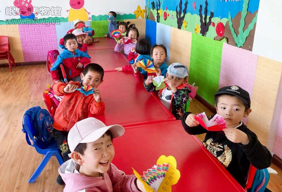 同学们在展示自己的作品