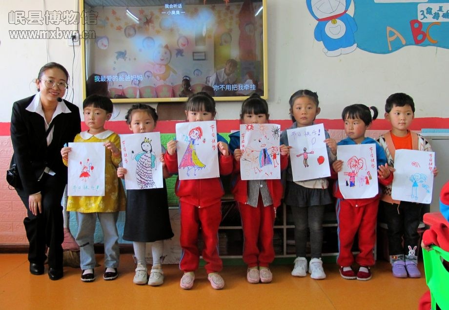 同学们在展示自己的作品