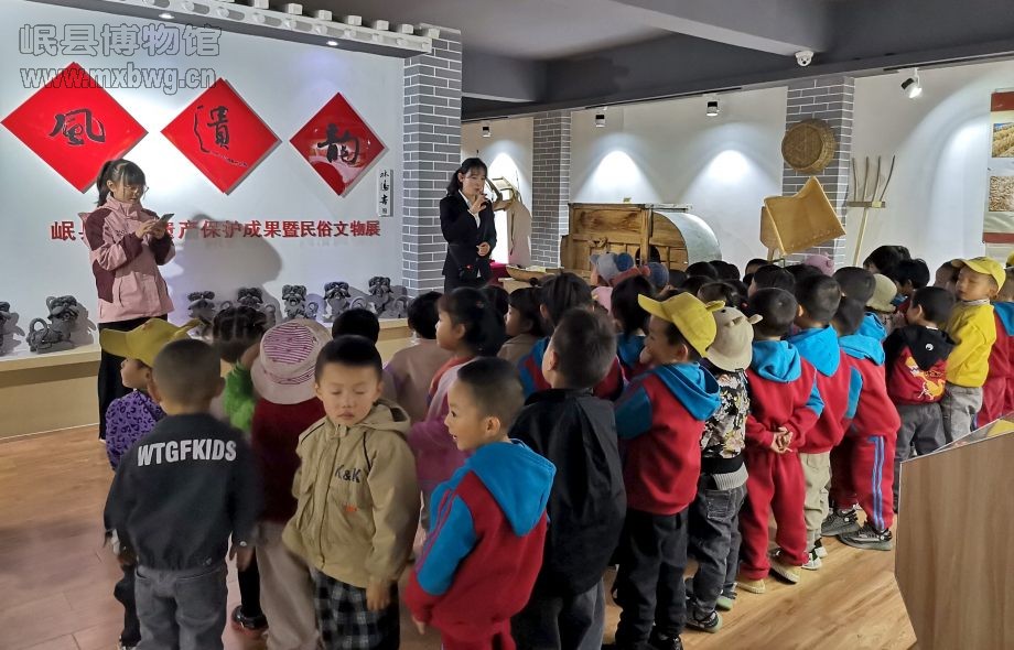 爱多多幼儿园的小朋友们参观岷县博物馆民俗展览