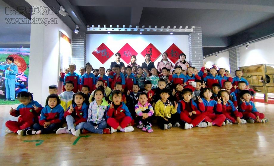 参加活动的孩子们在博物馆民俗展厅合影留念