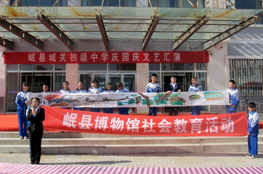 同学们在展示自己的长卷长城绘画作品