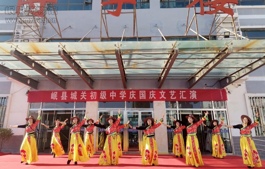 博物馆社教部工作人员与城关中学师生一起观看城关中学举办的庆国庆文艺节目表演