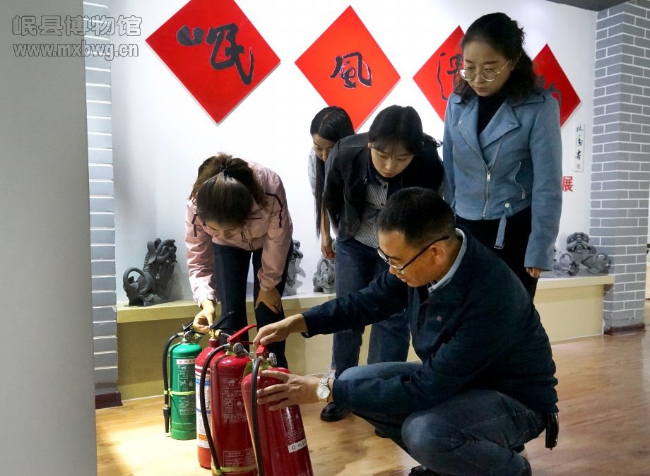 检查消防安全设施（包新田 摄）