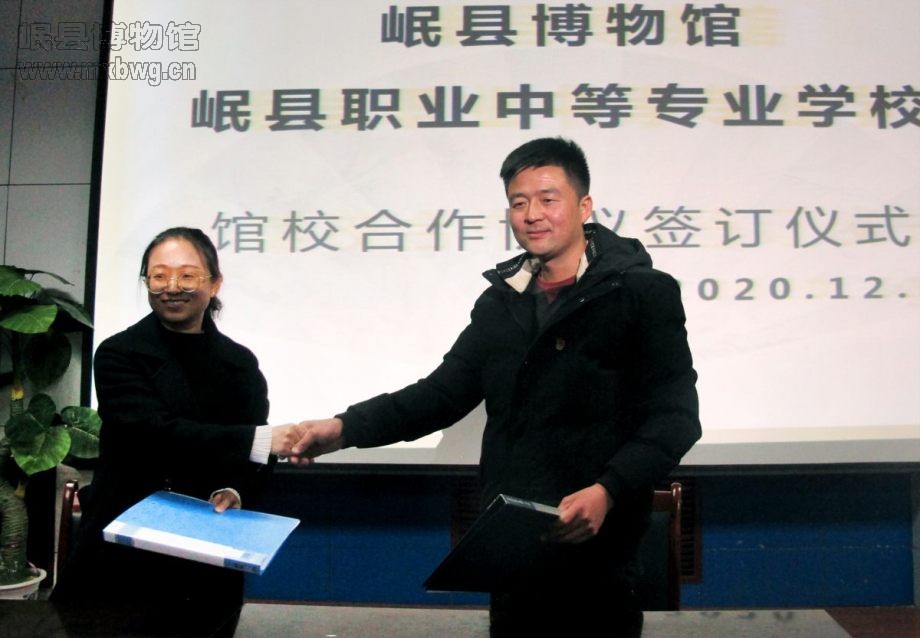 岷县职业中等专业学校德育处主任徐万峰同岷县博物馆社教部主任龙冬梅签署馆校合作协议（任劼军 摄）