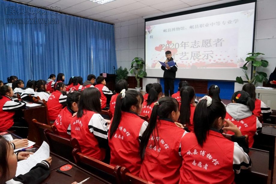 岷县博物馆志愿者表演的配乐诗朗诵（包新田 摄）