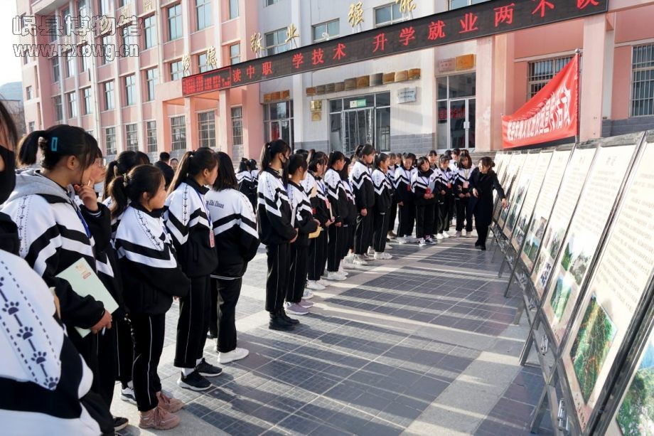 岷县职业中等专业学校参加活动的师生参观岷县博物馆流动展览（包新田 摄）