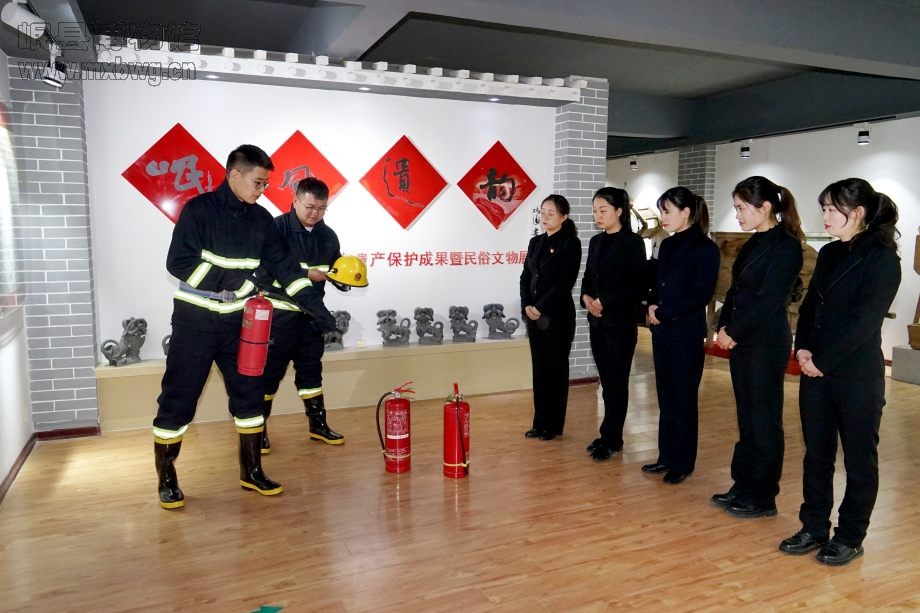 岷县博物馆安保员向参演人员讲解灭火器的使用方法和消防逃生基本知识（包新田 摄）