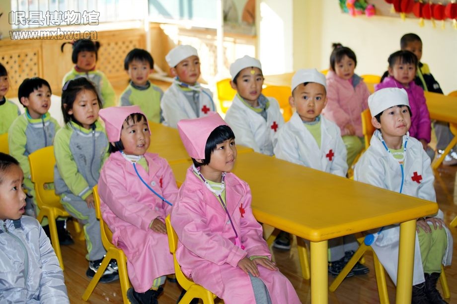 孩子们在认真听取社教员的讲解（包新田 摄）