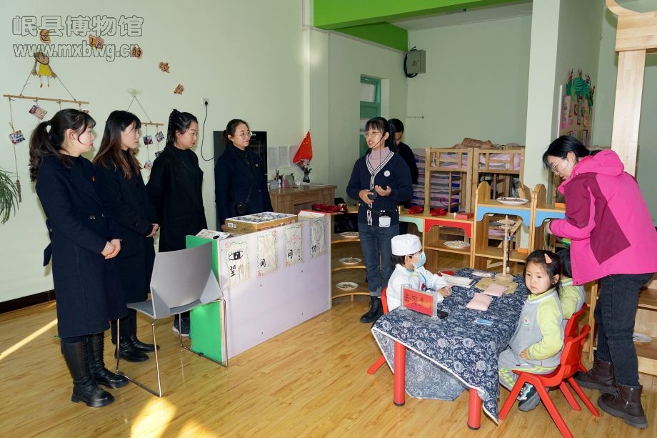 西城区幼儿园老师介绍西幼中医体验馆的基本情况（包新田 摄）