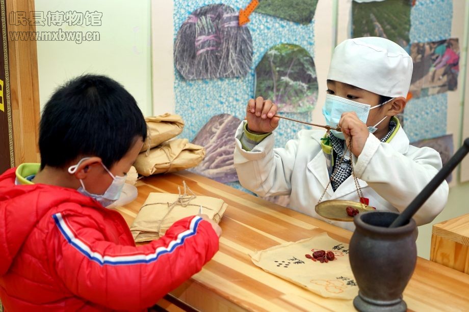 按方取药（包新田 摄）