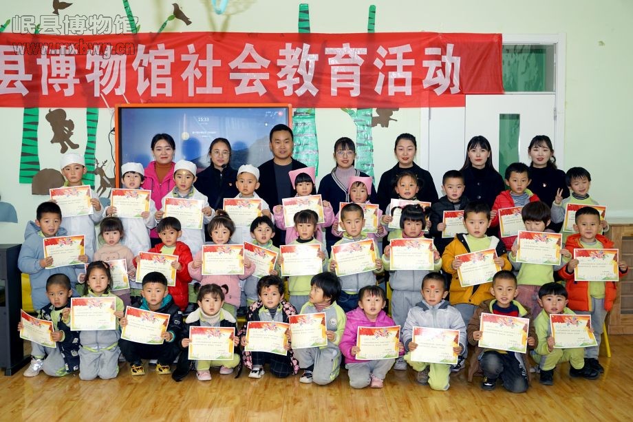 合影留念（包新田 摄）