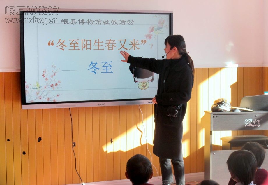 岷县博物馆社教员社教员给小朋友们进行讲解（刘丽君 摄）