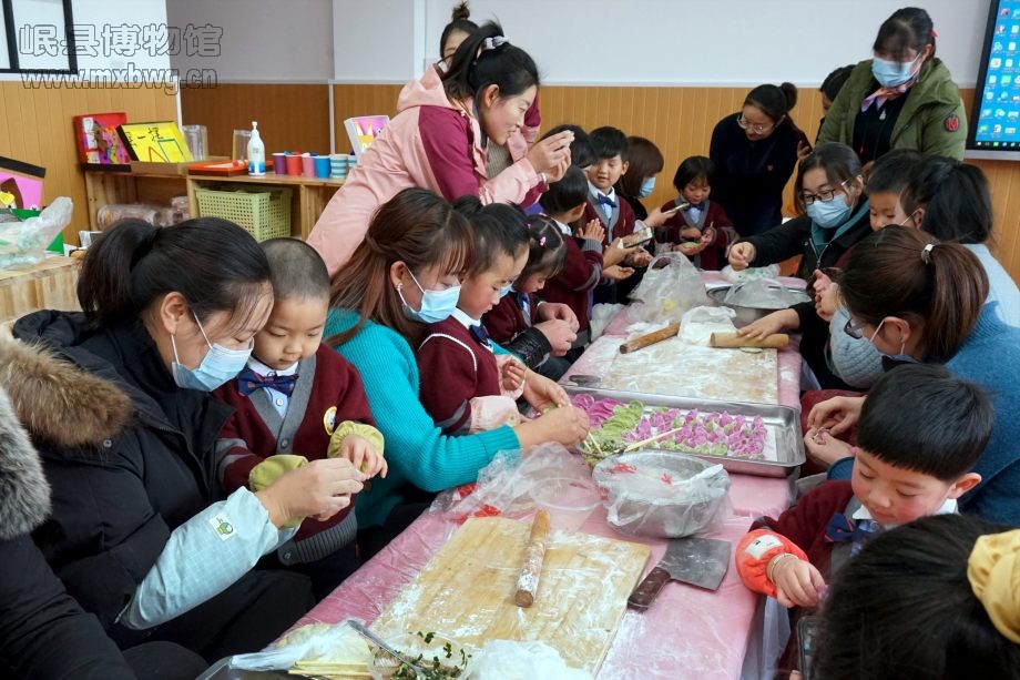 老师、家长和小朋友们一起开展包饺子的亲子互动活动（包新田 摄）
