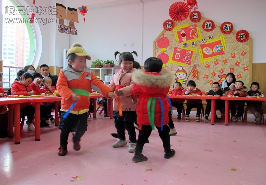 丰富多彩的游戏活动让孩子们感受到了元旦节的快乐