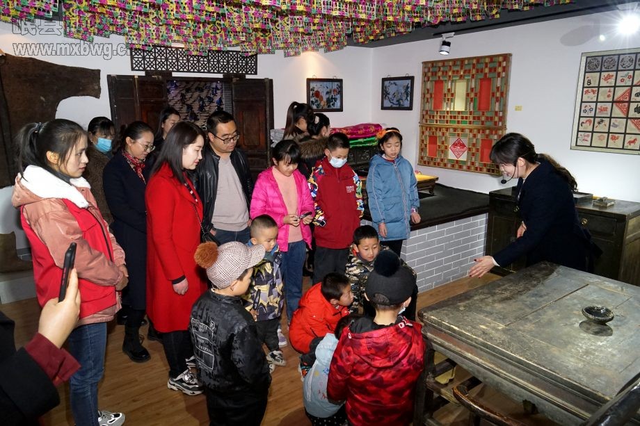 博物馆解说员向参观展览小朋友及家长进行讲解（包新田 摄）