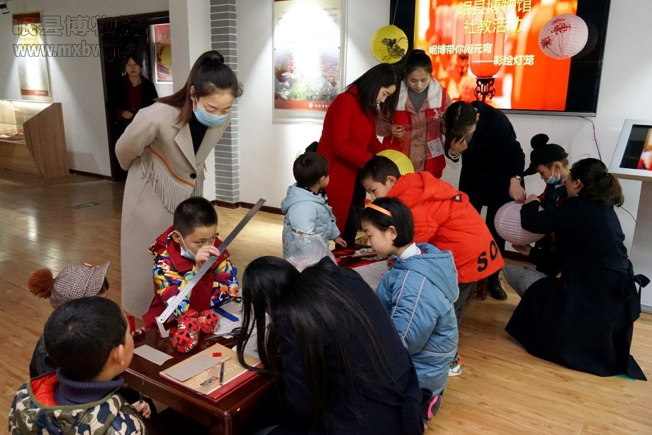黏贴组合、泼墨挥毫，绘制着自己的花灯（包新田 摄）