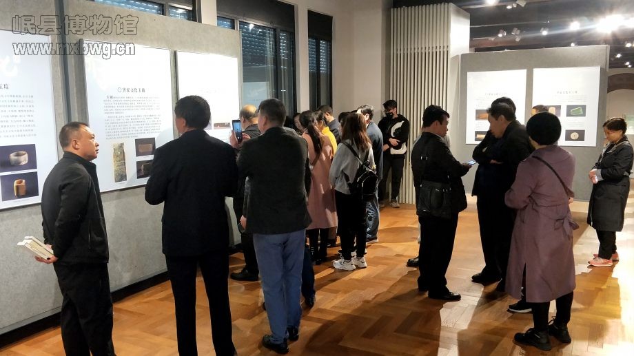 各方代表及相关师生参观“玉之东西·齐家文化与当代玉文化的对话”展览（包新田 摄）