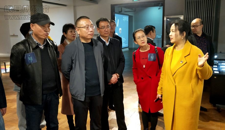 各方代表及相关师生参观“玉之东西·齐家文化与当代玉文化的对话”展览（包新田 摄）