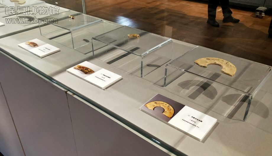 岷县博物馆参展的馆藏齐家文化玉器（包新田 摄）