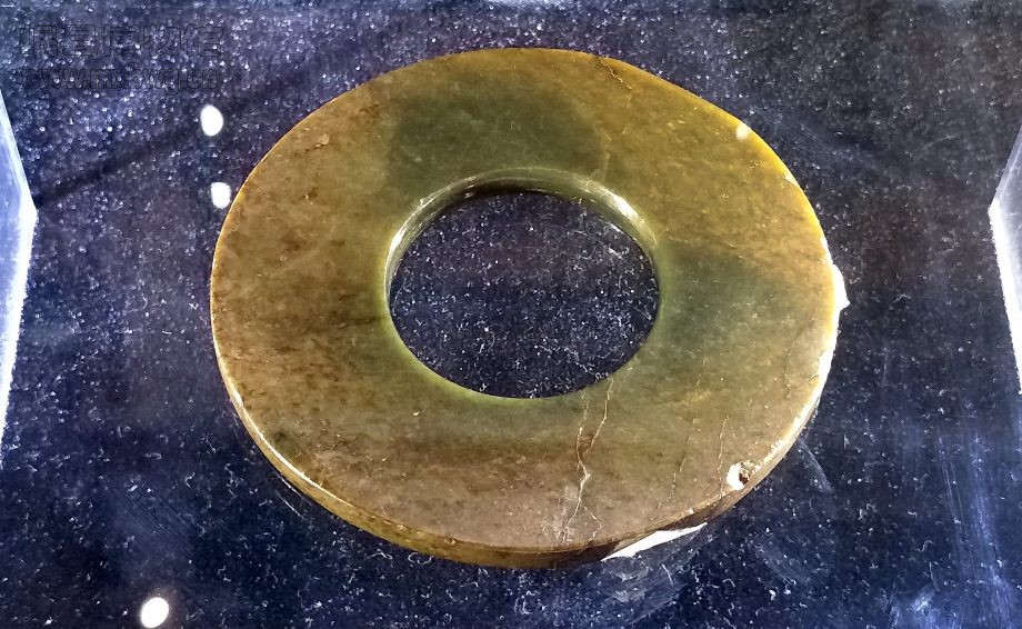 岷县博物馆参展的馆藏齐家文化玉器（包新田 摄）