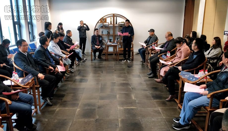 各方代表及相关师生在同济大学博物馆会议室进行“齐家文化与当代玉文化对话”的主题交流会（包新田 摄）