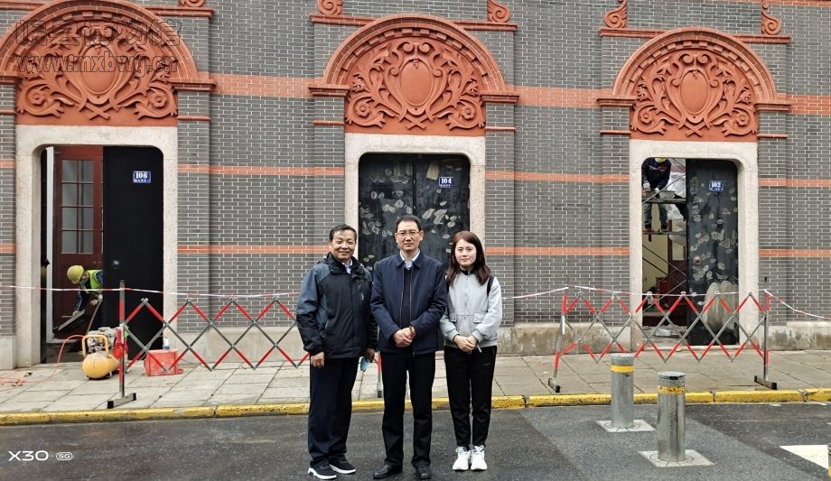 岷县博物馆党员在参观中共一大会议旧址时留念
